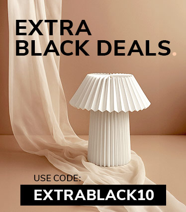 Imagine promoțională pentru Extra Black Deals cu o lampă de masă albă plisată pe un fundal din țesătură bej și codul de reducere ‘EXTRABLACK10