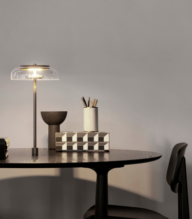 Lampă de masă elegantă pe un birou modern cu accesorii de casă rafinate.