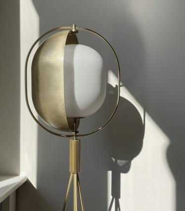 Lampă de podea sculpturală 101 Copenhagen cu detalii din alamă și joc de lumină atmosferic.