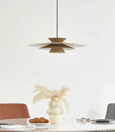 Lustră modernă deasupra mesei de sufragerie cu tonuri naturale calde și design atemporal.