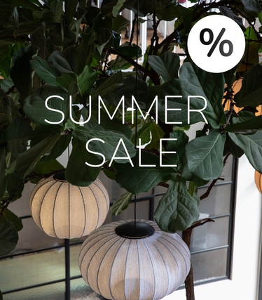 Pendule din material textil pe fundal cu vegetație luxuriantă și mesajul Summer Sale.
